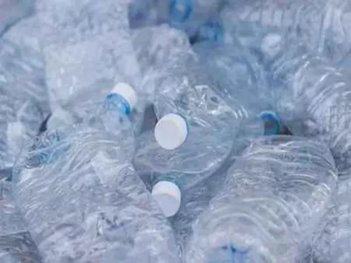 bouteille en plastique sans étiquette