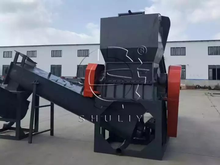 shredding machine in plastic recycling line