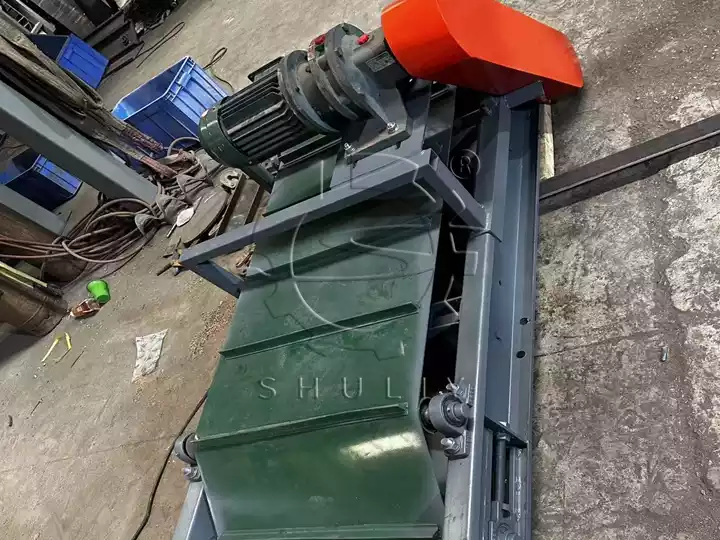 suspended self-dumping magnetic separator