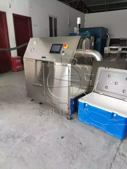 dry ice pelletizer with an insulated container
