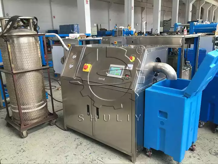 dry ice storage container with pelletizer