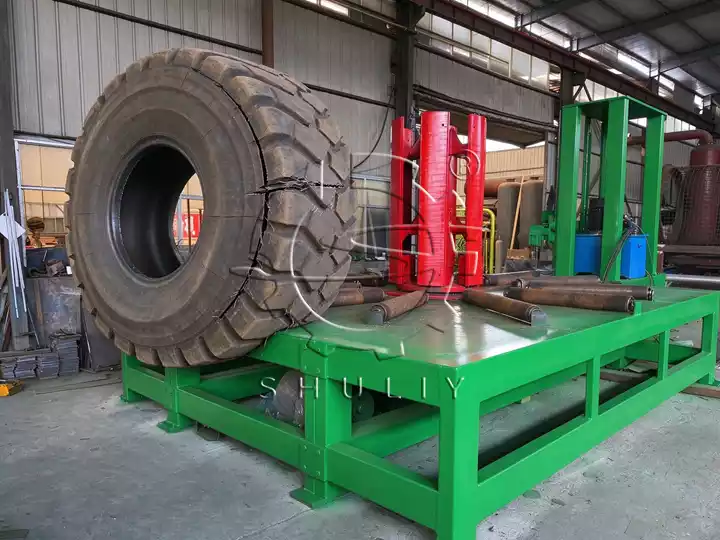 horizontal giant OTR tire cutter